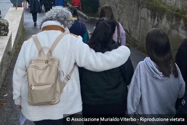 Educatrice accompagna ragazze che camminano