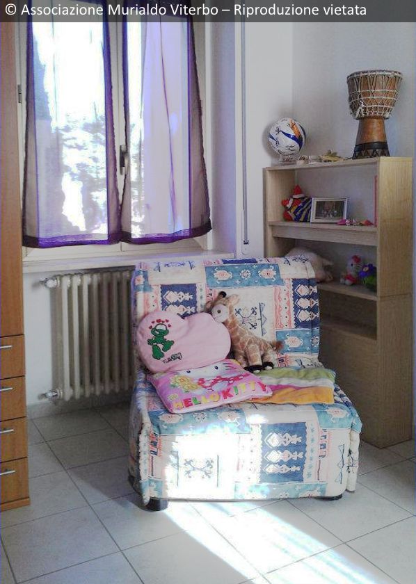 Ragazzo accovacciato pensieroso